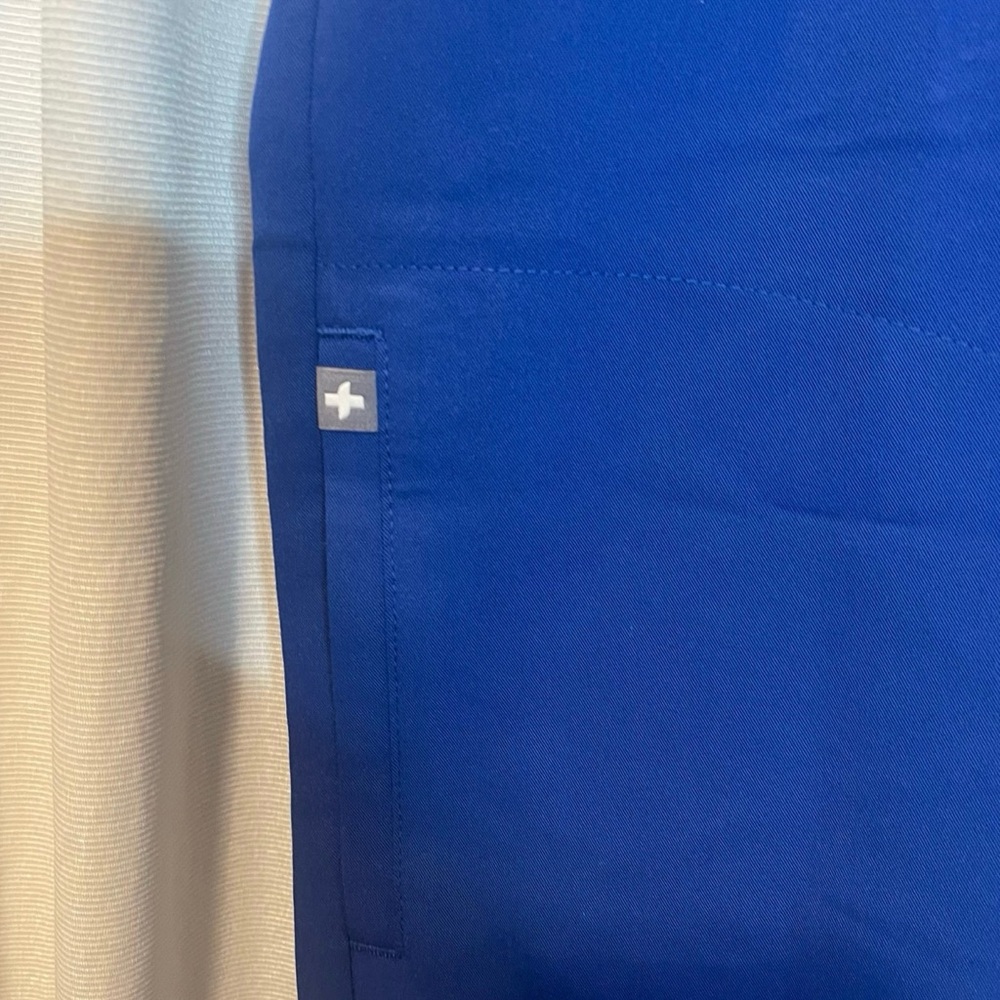 FIGS Rafaela Scrub Top - Picture 3 of 6